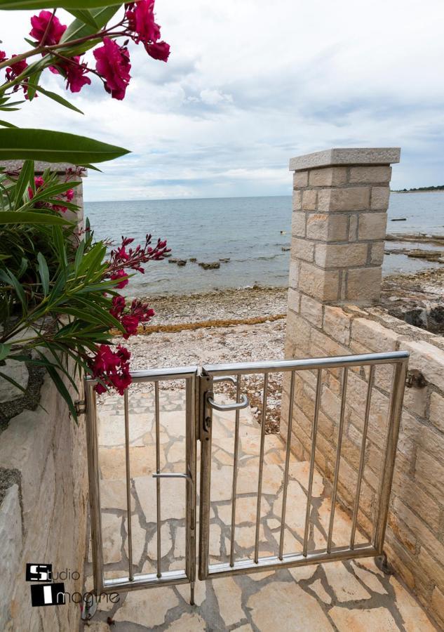 Charming Stone Cottage By The Sea อูมัค ภายนอก รูปภาพ