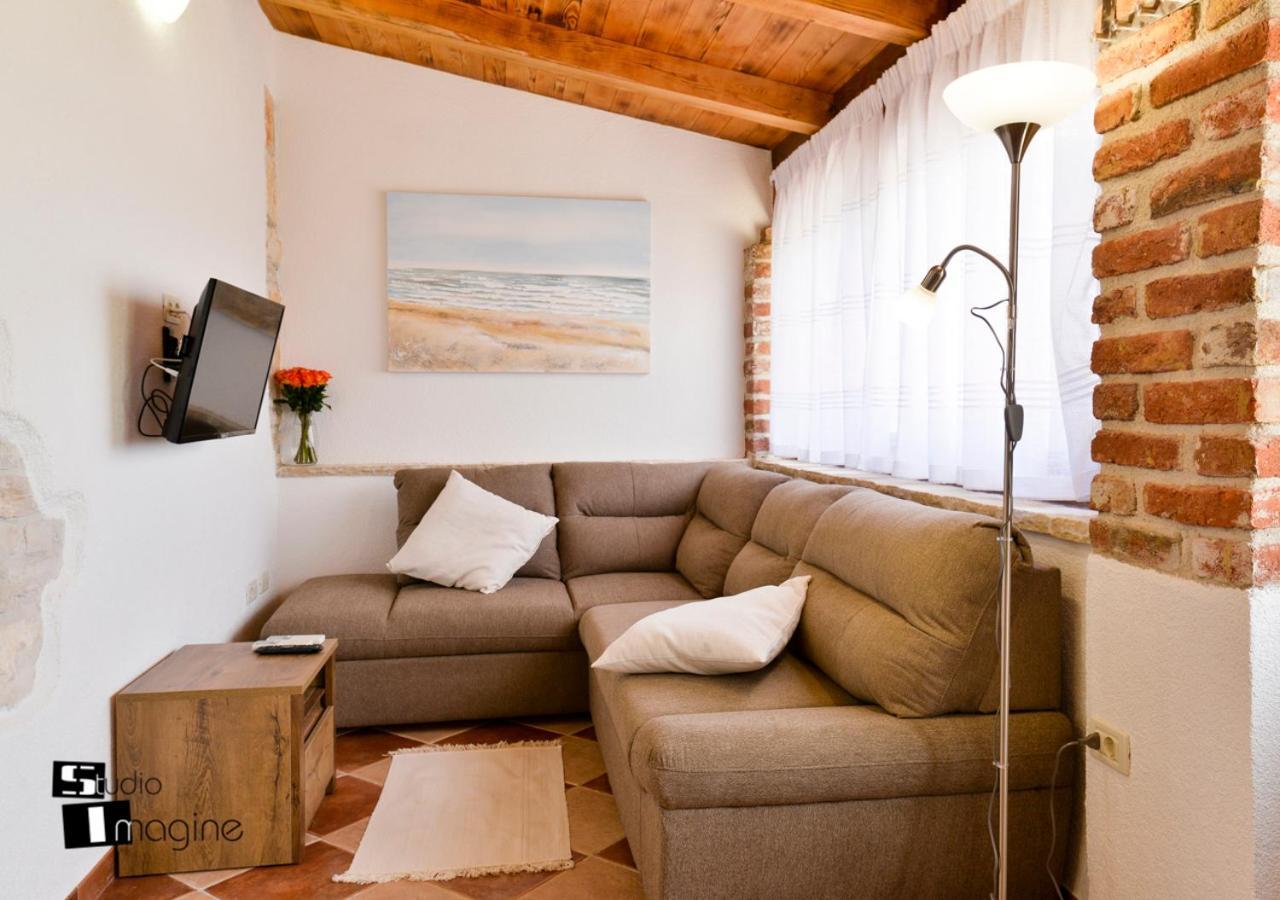 Charming Stone Cottage By The Sea อูมัค ภายนอก รูปภาพ